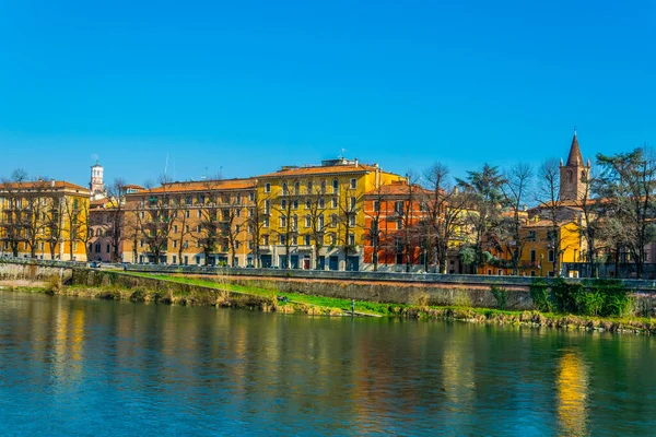 İtalya 'nın Verona şehrinde Adige Nehri' nin kıyısında.
