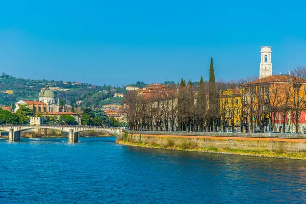 Adige Riverside Verona Kilisesi San Giorgio in braide and Cathedral Santa Maria matricolare