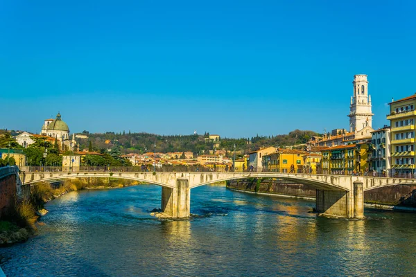 Ponte Garibaldi ile kilise San Giorgio Braide ve Katedral 'de Santa Maria matricolare İtalyan şehri Verona' da