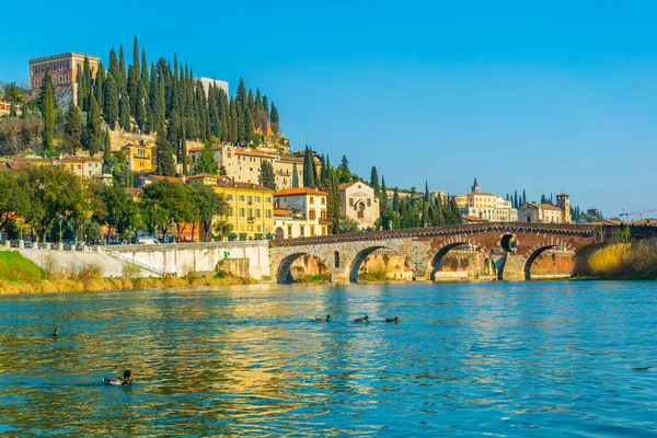 Ponte Pietra Köprüsü 'nün Adige Nehri üzerindeki manzarası ve San Pietro Kalesi İtalyan şehrinin tepesindeki Verona tepesi.