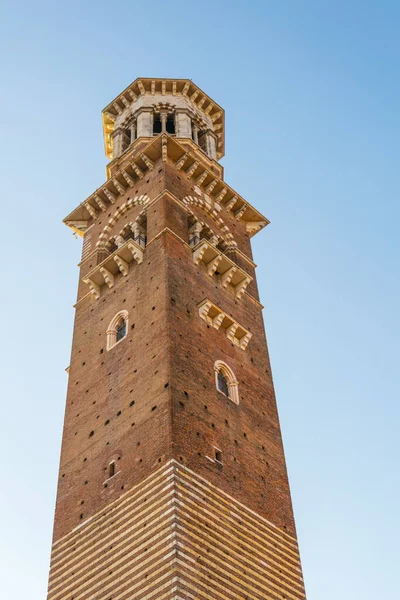 Günbatımında İtalya 'nın Verona şehrinde Torre dei Lamberti' nin hava manzarası
