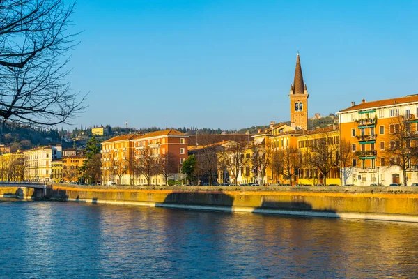İtalya 'nın Verona şehrinde Adige Nehri' nin kıyısında.