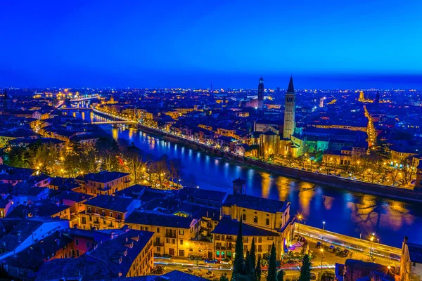 Saint Anastasia ve Torre die Lamberti Kilisesi de dahil olmak üzere gün batımında İtalyan şehri Verona 'nın hava manzarası.