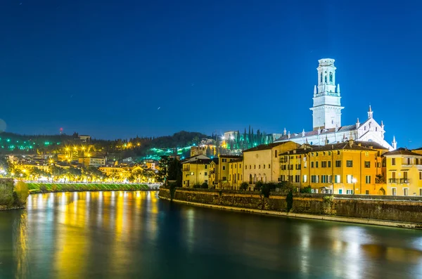 Saint Maria matricolare Katedrali ve San Giorgio Kilisesi İtalyan şehri Verona 'daki Adige Nehri' ni yansıtıyor. 