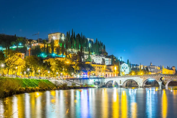 Ponte di Pietra ve Castel San Pietro Verona, İtalya,