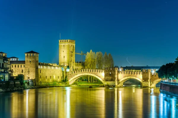 Kuzey İtalya, Verona 'da gece aydınlanmasında Castelvecchio.