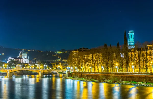 İtalya 'da Katedral Santa Maria matricolare gece boyunca Adige Nehri' ni yansıtan Verona