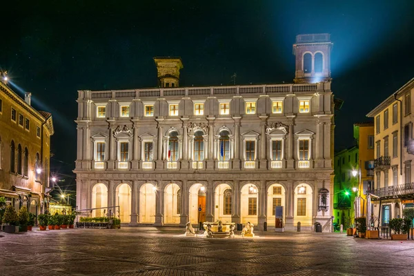 Vista Notturna Della Biblioteca Pubblica Illuminata Bergamo — Foto Stock