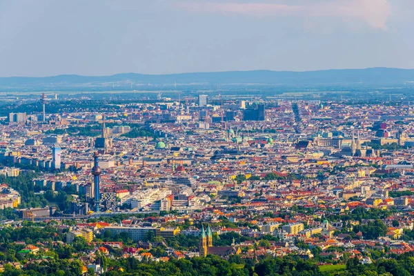 Viyana 'nın tarihi merkezinin havadan görünüşü içinde stephamsdom Katedrali Belvedere Sarayı, Karlskirche Kilisesi ve Kahlenberg Tepesi' nden birçok manzara da var.