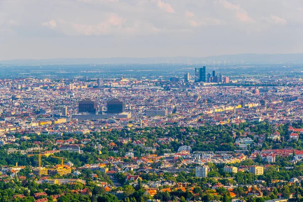 Viyana 'nın tarihi merkezinin havadan görünüşü içinde stephamsdom Katedrali Belvedere Sarayı, Karlskirche Kilisesi ve Kahlenberg Tepesi' nden birçok manzara da var.