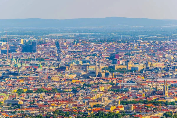 Viyana 'nın tarihi merkezinin havadan görünüşü içinde stephamsdom Katedrali Belvedere Sarayı, Karlskirche Kilisesi ve Kahlenberg Tepesi' nden birçok manzara da var.