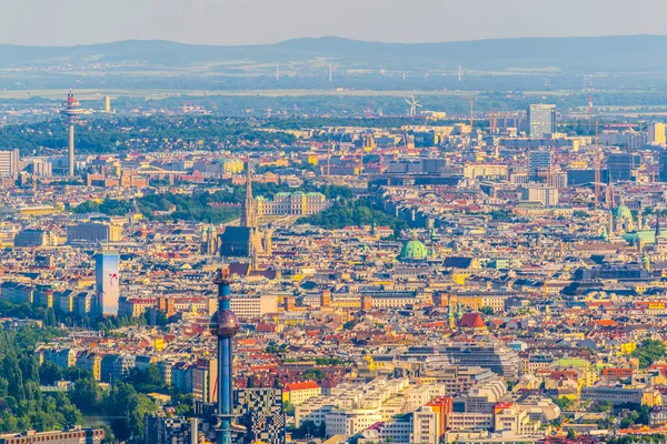 Viyana 'nın tarihi merkezinin havadan görünüşü içinde stephamsdom Katedrali Belvedere Sarayı, Karlskirche Kilisesi ve Kahlenberg Tepesi' nden birçok manzara da var.