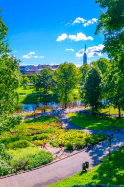 Letonya Riga 'daki Bastelkajna parkından Özgürlük Anıtı' nın görüntüsü