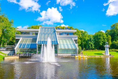 Riga, Latvi 'deki Kronvalds Park' ta Riga Freeport of Riga Authority binası.