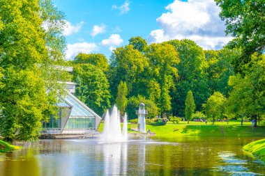 Riga, Latvi 'deki Kronvalds Park' ta Riga Freeport of Riga Authority binası.