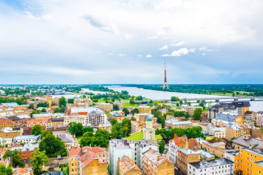 Riga 'nın gökyüzünden bilim akademisi binasının tepesinden görünüşü