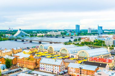 Letonya Ulusal Kütüphanesi ve Bilim Akademisi 'nin tepesindeki zeplin hangarları da dahil Riga' nın havadan görünüşü