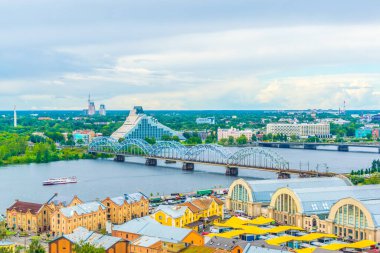 Letonya Ulusal Kütüphanesi ve Bilim Akademisi 'nin tepesindeki zeplin hangarları da dahil Riga' nın havadan görünüşü