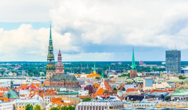 Aziz Peter Kilisesi ve katedrali de içeren eski Riga kasabasının havadan görünüşü.