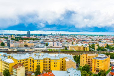 Riga 'nın gökyüzünden bilim akademisi binasının tepesinden görünüşü