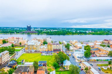Riga 'nın gökyüzünden bilim akademisi binasının tepesinden görünüşü