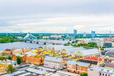 Letonya Ulusal Kütüphanesi ve Bilim Akademisi 'nin tepesindeki zeplin hangarları da dahil Riga' nın havadan görünüşü