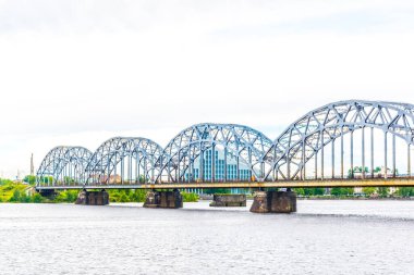 Letonya ulusal kütüphanesinin Riga, Letonya 'da bir demiryolu köprüsünün yanındaki görüntüsü