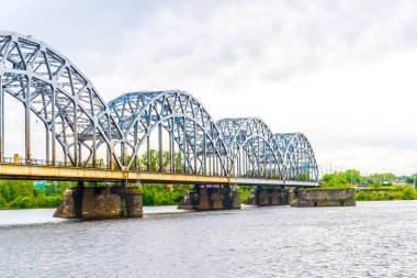Riga, Letonya 'da bir demiryolu köprüsü manzarası