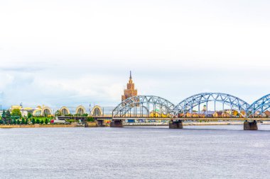 Letonya 'nın başkenti Riga' daki çelik bir demiryolu köprüsünün yanına inşa edilen zeplin hangarları ve bilim akademisi manzarası