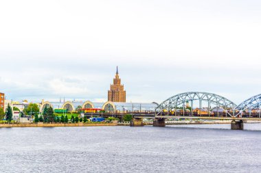 Letonya 'nın başkenti Riga' daki çelik bir demiryolu köprüsünün yanına inşa edilen zeplin hangarları ve bilim akademisi manzarası