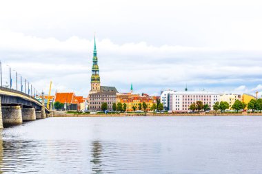 Aziz Peters Kilisesi 'nin de dahil olduğu eski Riga kasabası Letonya, Daugava nehri üzerinde görüldü.
