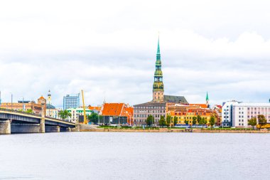 Aziz Peters Kilisesi 'nin de dahil olduğu eski Riga kasabası Letonya, Daugava nehri üzerinde görüldü.