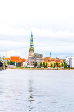 Aziz Peters Kilisesi 'nin de dahil olduğu eski Riga kasabası Letonya, Daugava nehri üzerinde görüldü.