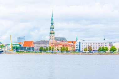 Aziz Peters Kilisesi 'nin de dahil olduğu eski Riga kasabası Letonya, Daugava nehri üzerinde görüldü.