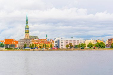 Aziz Peters Kilisesi 'nin de dahil olduğu eski Riga kasabası Letonya, Daugava nehri üzerinde görüldü.
