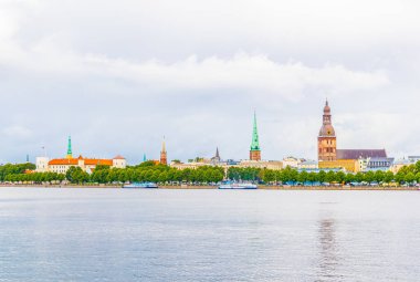 Riga Kalesi, Katedral ve Letonya 'daki Aziz James Kilisesi de dahil olmak üzere Riga' nın Panoraması.