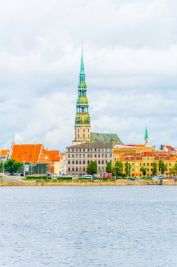 Aziz Peters Kilisesi 'nin de dahil olduğu eski Riga kasabası Letonya, Daugava nehri üzerinde görüldü.