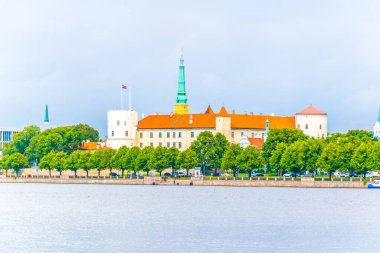 Letonya, Daugava nehrinin diğer tarafından Riga kalesinin manzarası.