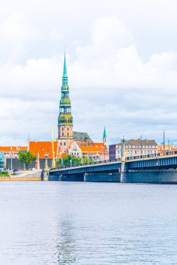 Aziz Peters Kilisesi 'nin de dahil olduğu eski Riga kasabası Letonya, Daugava nehri üzerinde görüldü.