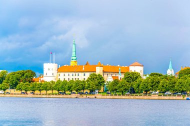 Letonya, Daugava nehrinin diğer tarafından Riga kalesinin manzarası.