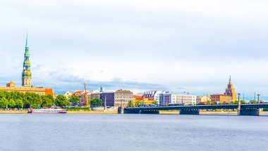 Saint Peter Kilisesi ve Dagava nehri üzerinde görülen bilim akademisi de dahil olmak üzere eski Riga kasabası, Letonya