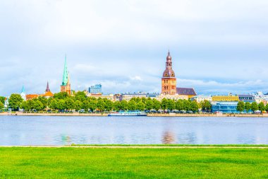 Letonya 'nın Daugava nehrinin diğer yakasındaki Riga Katedrali ve Aziz James Kilisesi manzarası.