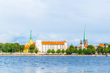 Letonya, Daugava nehrinin diğer tarafından Riga kalesinin manzarası.