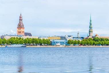 Letonya 'nın Daugava nehrinin diğer yakasındaki Riga Katedrali ve Aziz James Kilisesi manzarası.