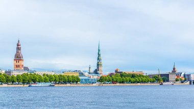 Saint Peter Kilisesi ve Dagava nehri üzerinde görülen bilim akademisi de dahil olmak üzere eski Riga kasabası, Letonya
