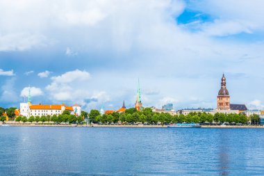 Riga Kalesi ve Riga Katedrali dahil Riga Panoraması, Letonya.