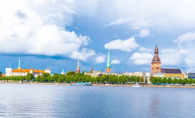 Letonya 'nın Daugava nehrinin diğer yakasındaki Riga Katedrali ve Aziz James Kilisesi manzarası.