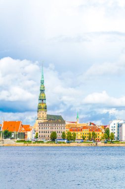 Aziz Peters Kilisesi 'nin de dahil olduğu eski Riga kasabası Letonya, Daugava nehri üzerinde görüldü.