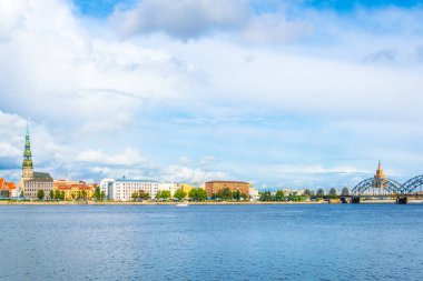 Aziz Peter Kilisesi, Zeplin Hangarları ve Bilim Akademisi de dahil olmak üzere Riga 'nın Panoraması