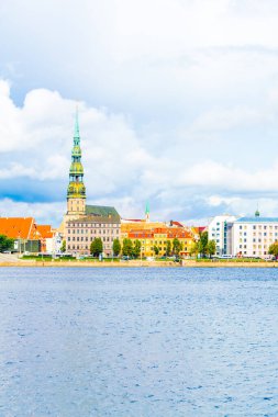 Aziz Peters Kilisesi 'nin de dahil olduğu eski Riga kasabası Letonya, Daugava nehri üzerinde görüldü.
